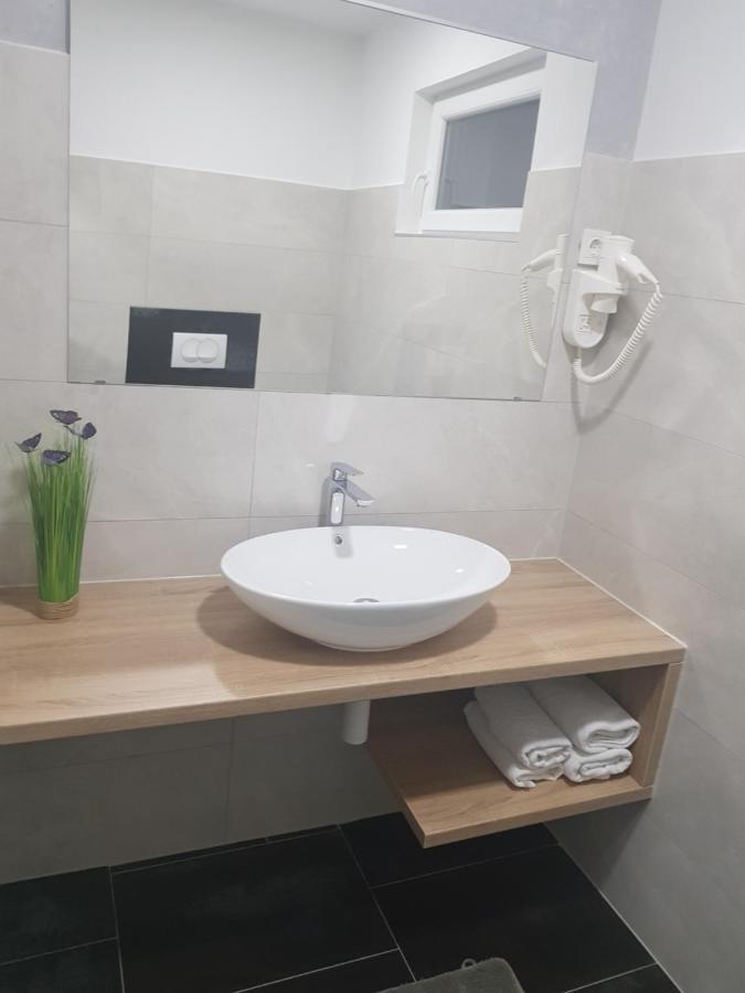 Rooms Vanteo Korenica Bagian luar foto